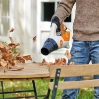 stihl bga 30 dmuchawa akumulatorowa reczna, prędkosc powietrza 43 ms, przepływ powietrza 430 m3h, w zestawie z 2x akumulatorami stihl as2 i ladowarka stihl al1 usuwanie lisci z mebli.jpg