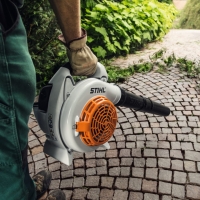 stihl sh 86 odkurzacz ogrodowy spalinowy o mocy 1,1 km z funkcja dmuchawy i workiem 45 l praca w trybie dmuchawy.jpg