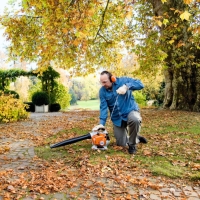 stihl sh 56 odkurzacz ogrodowy spalinowy o mocy 1 km z funkcja dmuchawy i workiem 45 l przezbrojenie i praca w trybie dmuchawy.jpg