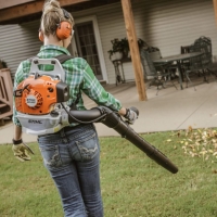 stihl br 200 dmuchawa spalinowa pleckawa, predkosc powietrza 67 ms, przeplyw powierza 800 m3h uzycie praca sprzatanie lisci w ogrodzie.jpg