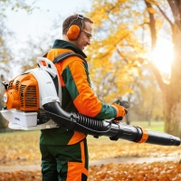 stihl br 450 dmuchawa spalinowa pleckawa, predkosc powietrza 99 ms, przeplyw powierza 1090 m3h sprzatanie lisci w parku.jpg