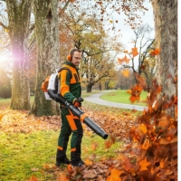 stihl br 450 dmuchawa spalinowa pleckawa, predkosc powietrza 99 ms, przeplyw powierza 1090 m3h praca uzycie sprzatanie lisci jesienia.jpg