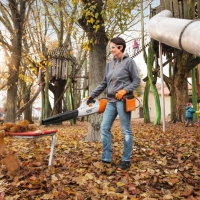 stihl bga 100 dmuchawa akumulatorowa reczna , prędkość powietrza 81 ms, przepływ powietrza 840 m3h, bez akumulatora i ładowarkiprzedmuchiwanie lisci na placu zabaw z kieszenia do pasa ap.jpg