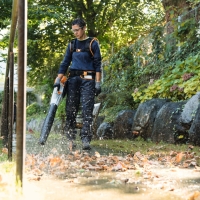 stihl bga 100 dmuchawa akumulatorowa reczna , prędkość powietrza 81 ms, przepływ powietrza 840 m3h, bez akumulatora i ładowarki jesienne porzadki w parku.jpg