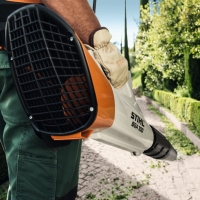 stihl bga 100 dmuchawa akumulatorowa reczna , prędkość powietrza 81 ms, przepływ powietrza 840 m3h, bez akumulatora i ładowarki uzycie sprzatanie po cieciu zywoplotu.jpg