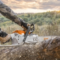stihl msa 300 co pilarka akumulatorowa lancuchowa z prowadnica 40 cm i lancuchem rs pro praca ciecie przygotowywanie drewna.jpg