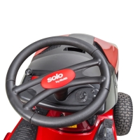 alko t 15-93,3 hds-comfort solo by alko traktor ogrodowy koszacy z wyrzutem bocznym widok kierowcy.jpg