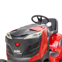 alko t 15-93,3 hds-comfort solo by alko traktor ogrodowy koszacy z wyrzutem bocznym widok z przodu.jpg