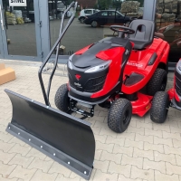 plug spychacz do odsieniezania i innych prac ogrodowych, szerokosc robocza 118 cm, do traktorka alko t15, t18, t22, stihl rt5097, rt5112, rt6127 zestaw z adapterem opuszczony i zamontowany na t18 widok z przodu.jpg