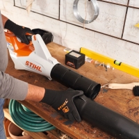 stihl bga 60 dmuchawa akumulatorowa reczna , prędkość powietrza 69 ms, przepływ powietrza 780 m3h, w zestawie z akumulatorem stihl ak 30 s i ladowarka stihl al 101 czyszczenie dmuchawy po pracy.jpg