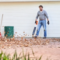 stihl bga 60 dmuchawa akumulatorowa reczna , prędkość powietrza 69 ms, przepływ powietrza 780 m3h, w zestawie z akumulatorem stihl ak 30 s i ladowarka stihl al 101 uzycie sprzatanie podjazdu z lisci.jpg