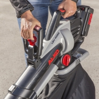 alko lbv 4090 36v odkurzacz akumulatorowy z funkcja dmuchawy i workiem 40 l bez akumulatora i ladowarki ustawianie uchwytu do pracy.jpg