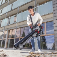 alko lbv 4090 36v odkurzacz akumulatorowy z funkcja dmuchawy i workiem 40 l bez akumulatora i ladowarki uzycie praca w trybie dmuchawy przedmuchiwanie lisci przed budynkiem.jpg