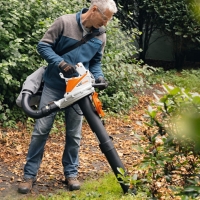 stihl sha 56 odkurzacz dmuchawa z workiem 40l bez akumulatora i ladowarki praca usuwanie zeschnietych lisci i galezi w ogrodzie.jpg