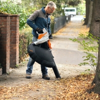 stihl sha 56 odkurzacz dmuchawa z workiem 40l bez akumulatora i ladowarki uzycie jako odkurzacz jesienne porzadki usuwanie lisci z chodnika przed domem.jpg