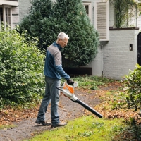 stihl sha 56 odkurzacz dmuchawa z workiem 40l bez akumulatora i ladowarki praca jako dmuchawa sprzatanie lisci z podjazdu.jpg