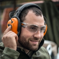stihl dynamic sound gb 29 nauszniki sluchawki przeciwhalasowe ochronniki sluchu z bluettoth i mikrofonem, en 352 regulowanie glosnosci na zalozonych.jpg