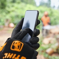 stihl function sensotouch rekawice ochronne do ekranow dotykowych smartfona robocze profesjonalne ocieplane, en 388, rozmiar 10 L, uzycie korzystanie ze smartfonu podczas pracy.jpg