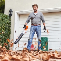 stihl function sensotouch rekawice ochronne do ekranow dotykowych smartfona robocze profesjonalne ocieplane, en 388, rozmiar 10 L, jesienne prace porzadkowe z dmuchawa.jpg