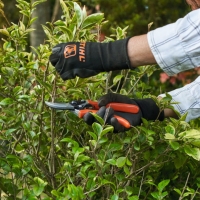 stihl function sensotouch rekawice ochronne do ekranow dotykowych smartfona robocze profesjonalne ocieplane, en 388, rozmiar 10 L, przycinanie roslin sekatorem.jpg