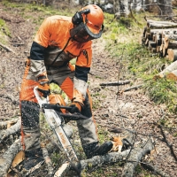 stihl helm kask ochronny funcion basic, opuszczana przylbica oslona twarzy, skladane nauszniki ochroniki sluchu, en352, en397, en1731 uzycie prace lesne z pilarka ms 261.jpg