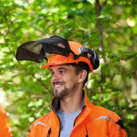 stihl helm kask ochronny funcion basic, opuszczana przylbica oslona twarzy, skladane nauszniki ochroniki sluchu, en352, en397, en1731 zalozony z podniesiena do gory nylonowa solona twarzy.jpg