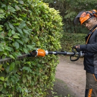 stihl hla 66 nozyce akumulatorowe do zywoplotu na wysiegniku, listwa tnaca 50 cm, bez akumulatora i ladowarki trymowanie zywoplotu.jpg