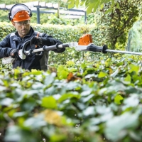stihl hla 66 nozyce akumulatorowe do zywoplotu na wysiegniku, listwa tnaca 50 cm, bez akumulatora i ladowarki uzycie prace krajobrazowe w parku.jpg