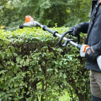 stihl hla 66 nozyce akumulatorowe do zywoplotu na wysiegniku, listwa tnaca 50 cm, bez akumulatora i ladowarki ciecie przycinanie zywoplotu.jpg