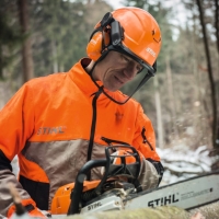stihl helm kask ochronny dynamic ergo, opuszczana przylbica oslona twarzy, skladane nauszniki ochroniki sluchu, en352, en397, en1731 ciecie drewna w lesie pilarka.jpg