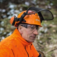 stihl helm kask ochronny dynamic ergo, opuszczana przylbica oslona twarzy, skladane nauszniki ochroniki sluchu, en352, en397, en1731 uzycie praca z podniesionym wizjerem i okularami stihl funtion slim.jpg