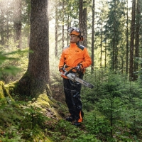 stihl helm kask ochronny dynamic ergo, opuszczana przylbica oslona twarzy, skladane nauszniki ochroniki sluchu, en352, en397, en1731, zalozony podczas prac lesnych z pilarka ms 261.jpg