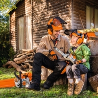 stihl pilarka zabawka, zabawkowa pila lancuchowa dla dzieci, zabawka pilark z ruchomym lancuchem i glosnikiem zabawa w ogrodzie z rodzicem.jpg