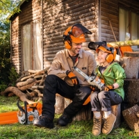 stihl helm kask  zabawka, zabawkowy kask ochronny dla dzieci, zabawka kask z opuszczana przylbica i regulowanymi nausznikami zabawaw ogrodzie.jpg