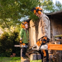 stihl helm kask  zabawka, zabawkowy kask ochronny dla dzieci, zabawka kask z opuszczana przylbica i regulowanymi nausznikami zabawa z pilarka zabawka stihl.jpg
