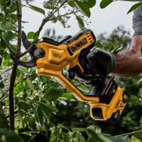 dewalt dcmpp568p1-qw sekator akumulatorowy 18 v xr, srednica ciecia do 38mm, w zestawie z akumulatorem 5,0 ah dcb184 i ladowarka 4,0 a dcb115 prace krajobrazowe przycinanie drzewek.jpg