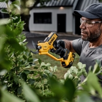 dewalt dcmpp568p1-qw sekator akumulatorowy 18 v xr, srednica ciecia do 38mm, w zestawie z akumulatorem 5,0 ah dcb184 i ladowarka 4,0 a dcb115 uzycie przycinanie krzewow.jpg