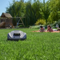 sunseeker elite x3 robot koszacy kosiarka automatyczna bez kabla, gps, rtk, vision ai, na 800m2 koszenie trawy przy dzieciach.jpg