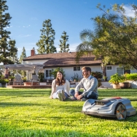 sunseeker elite x3 robot koszacy kosiarka automatyczna bez kabla, gps, rtk, vision ai, na 800m2 koszenie w ogrodzie.jpg