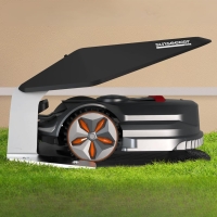 sunseeker elite garaz zadaszenie stacji ladujacej do robotow koszacych sunseeker elite x3, x3plus, x3i rozlozona w trawie na ogrodzie.jpg