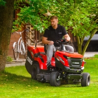 cedrus ctrac 102hc traktor ogrodowy koszacy z koszem 245l praca koszenie trawy.jpg