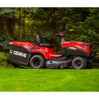 cedrus ctrac 102hc traktor ogrodowy koszacy z koszem 245l z oproznionym koszem na trawe po koszeniu trawnika.jpg