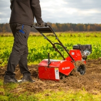 cedrus glx 480 f glebogryzarka spalinowa z napedem, szerokosc robocza 48 cm wykorzystanie na farmie.jpg