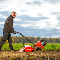 cedrus glx 480 f glebogryzarka spalinowa z napedem, szerokosc robocza 48 cm paca w polu.jpg