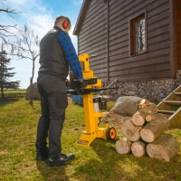 cedrus ls06v luparka pionowa do drewna elektryczna, moc 3000w, sila nacisku 7 ton lupanie blokow drewna przed domem.jpg