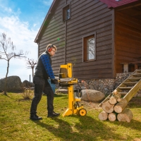 cedrus ls06v luparka pionowa do drewna elektryczna, moc 3000w, sila nacisku 7 ton lupanie drewna przed domem.jpg