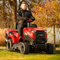 cedrus ctrac 86 mc traktor ogrodowy koszacy z koszem 245l praca koszenie w sezonie.jpg