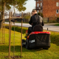 cedrus ctrac 86 mc traktor ogrodowy koszacy z koszem 245l uzycie jazda miedzy drzewkami.jpg