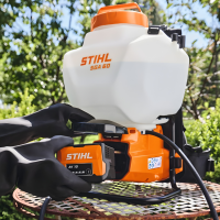Opryskiwacz akumulatorowy stihl SGA 60 w ogrodzie z akumulatorem ak10 .1jpg.png
