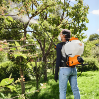 Opryskiwacz akumulatorowy stihl SGA 60 w ogrodzie .1jpg.png